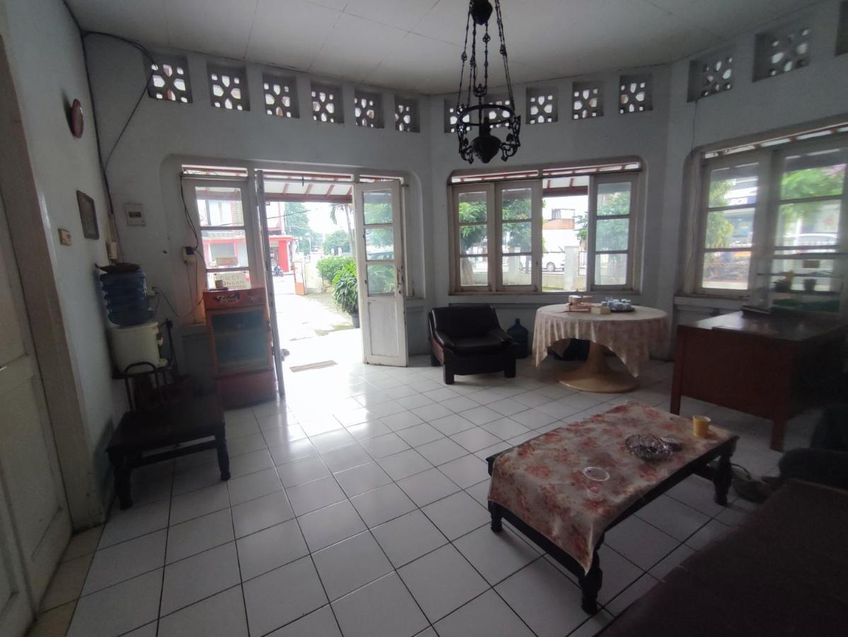Oyo 90865 Hotel Kusuma Purwakarta Karawang Buitenkant foto