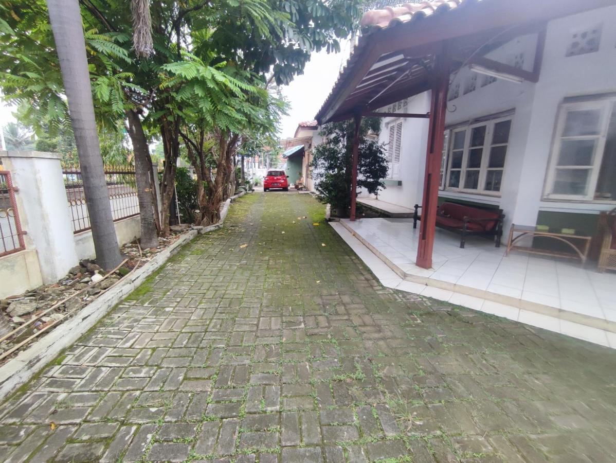 Oyo 90865 Hotel Kusuma Purwakarta Karawang Buitenkant foto