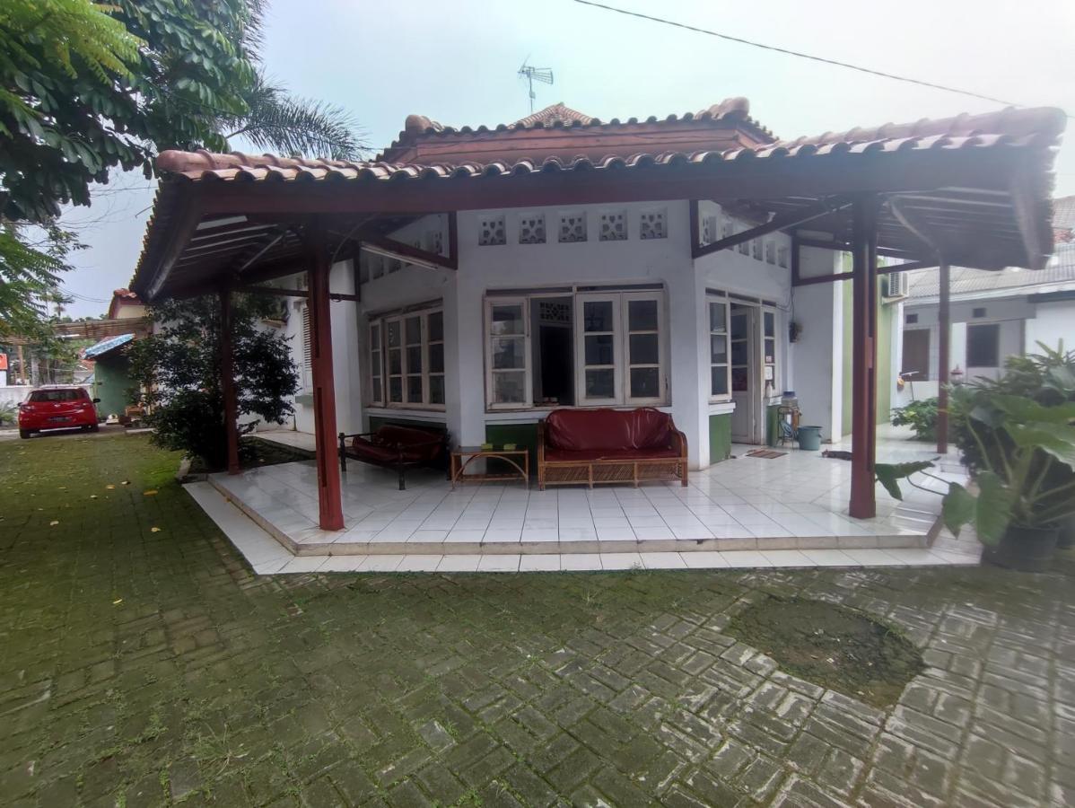 Oyo 90865 Hotel Kusuma Purwakarta Karawang Buitenkant foto