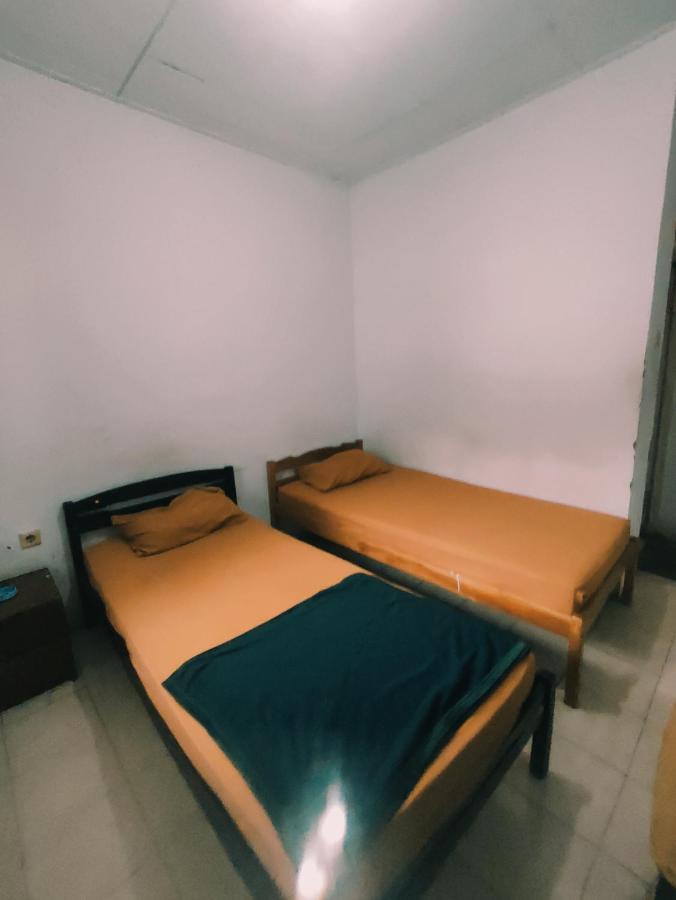 Oyo 90865 Hotel Kusuma Purwakarta Karawang Buitenkant foto