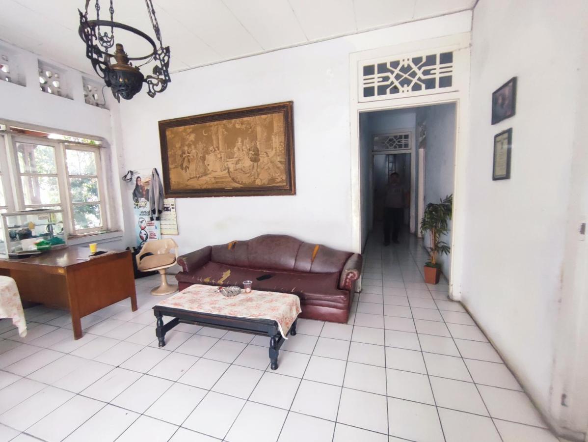 Oyo 90865 Hotel Kusuma Purwakarta Karawang Buitenkant foto