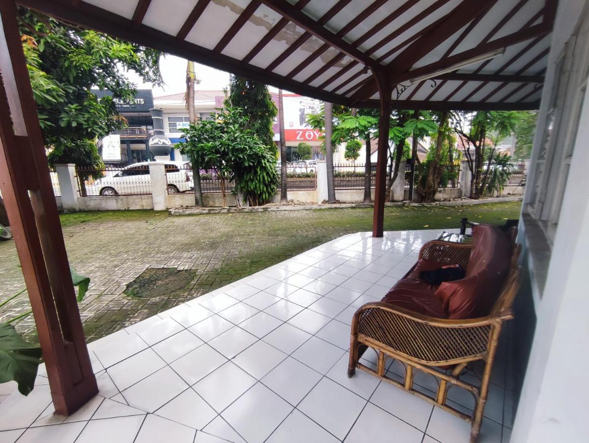Oyo 90865 Hotel Kusuma Purwakarta Karawang Buitenkant foto