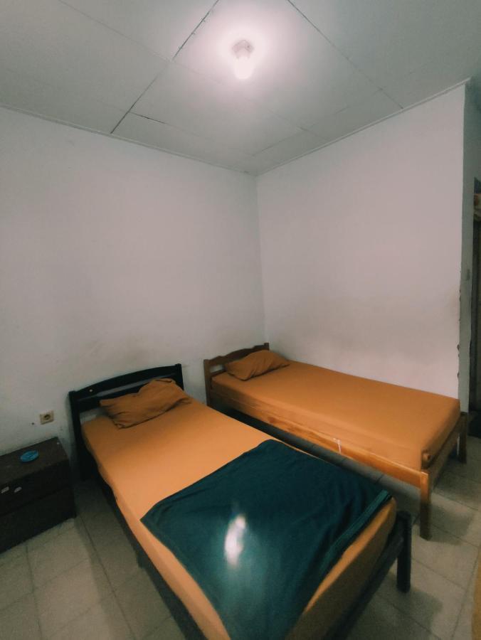 Oyo 90865 Hotel Kusuma Purwakarta Karawang Buitenkant foto