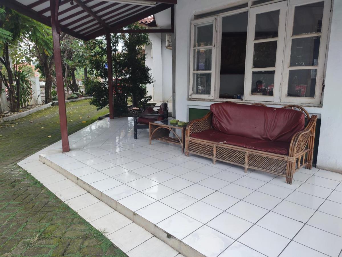 Oyo 90865 Hotel Kusuma Purwakarta Karawang Buitenkant foto
