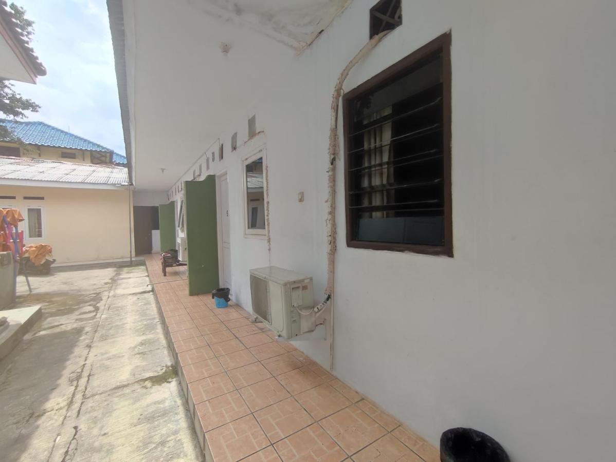 Oyo 90865 Hotel Kusuma Purwakarta Karawang Buitenkant foto