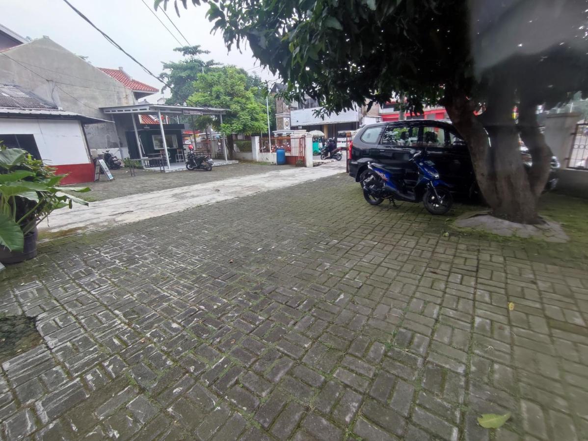 Oyo 90865 Hotel Kusuma Purwakarta Karawang Buitenkant foto