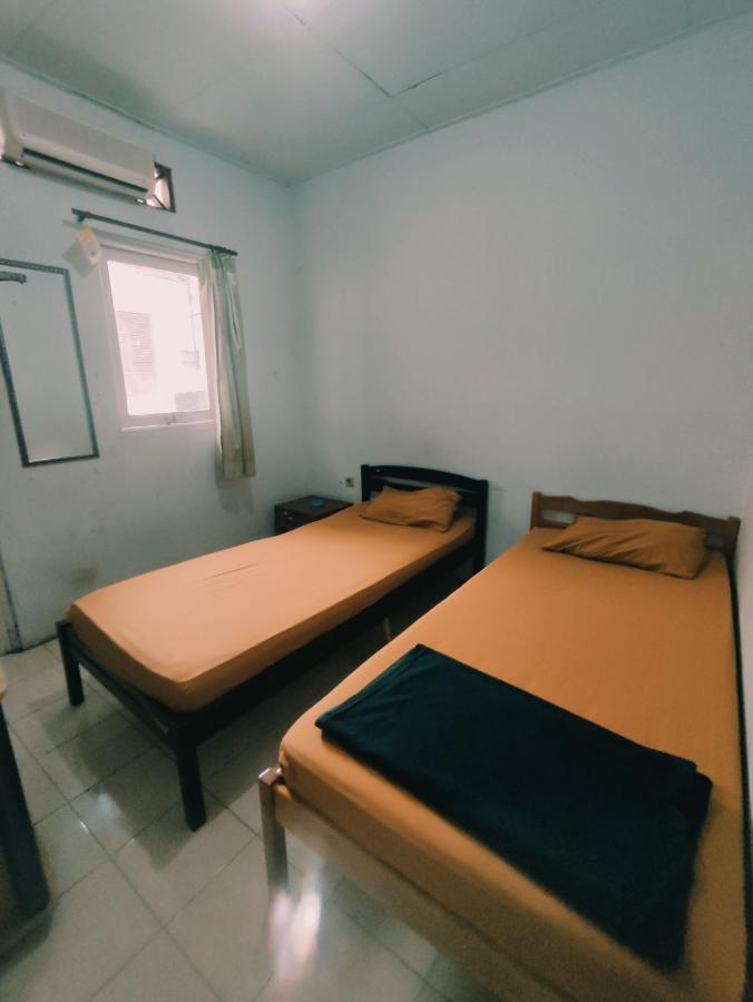 Oyo 90865 Hotel Kusuma Purwakarta Karawang Buitenkant foto