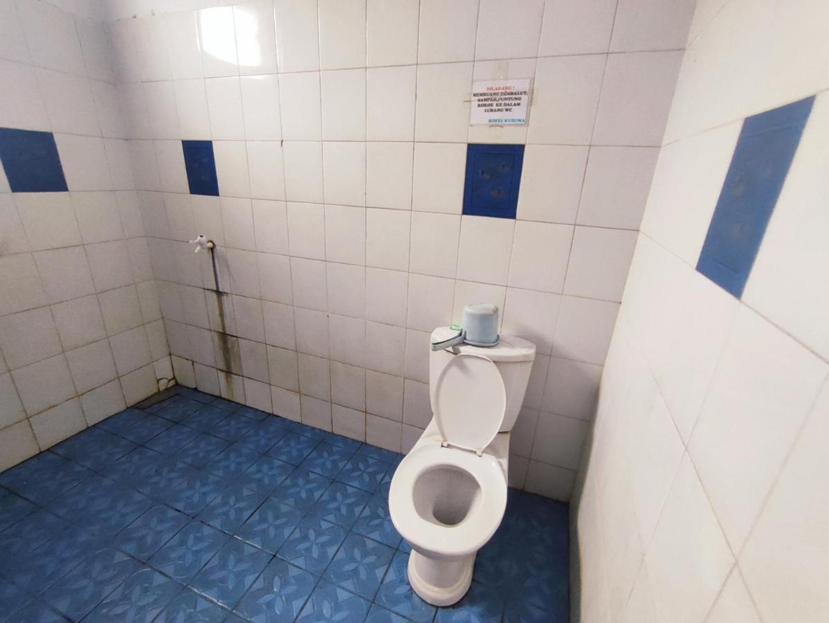 Oyo 90865 Hotel Kusuma Purwakarta Karawang Buitenkant foto