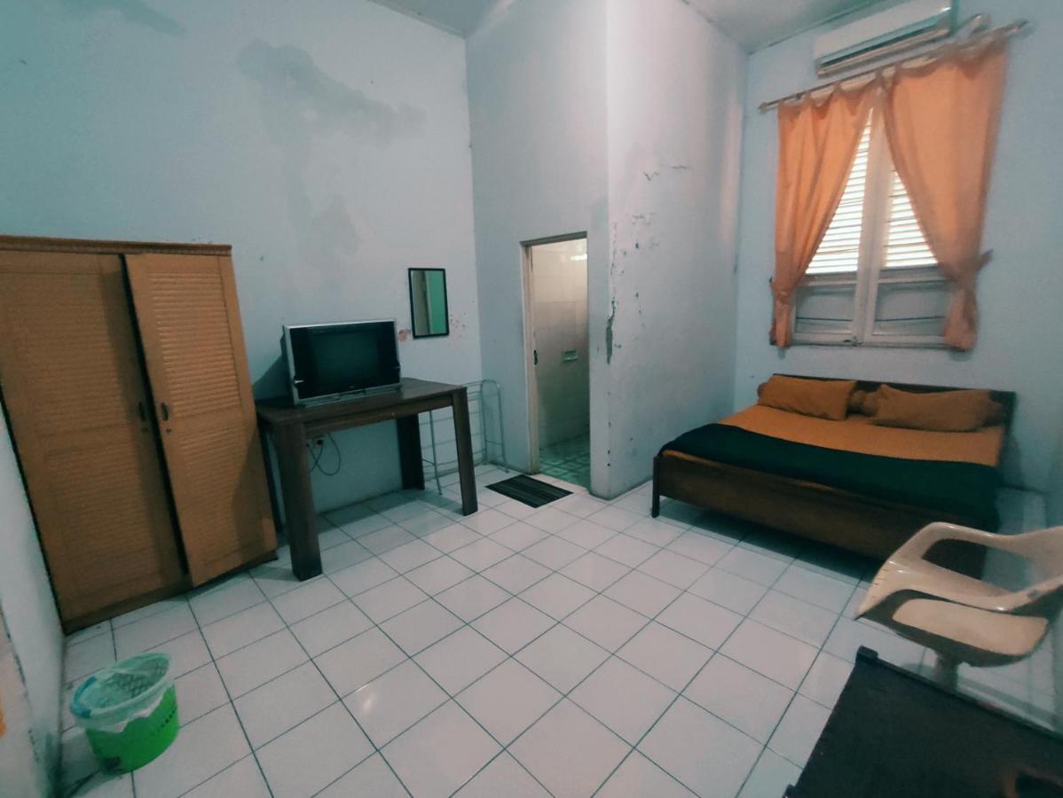 Oyo 90865 Hotel Kusuma Purwakarta Karawang Buitenkant foto